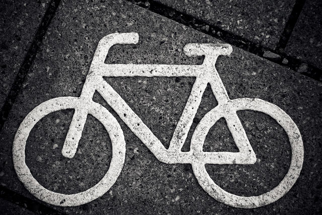 Zderzenie czołowe rowerzystów w Wilanowie. Dwie osoby trafiły do szpitala