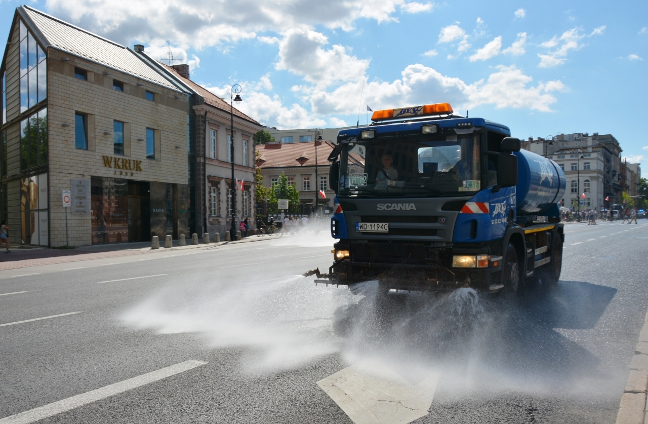 Czy sprząta się ulice w Warszawie? Wodą z basenów